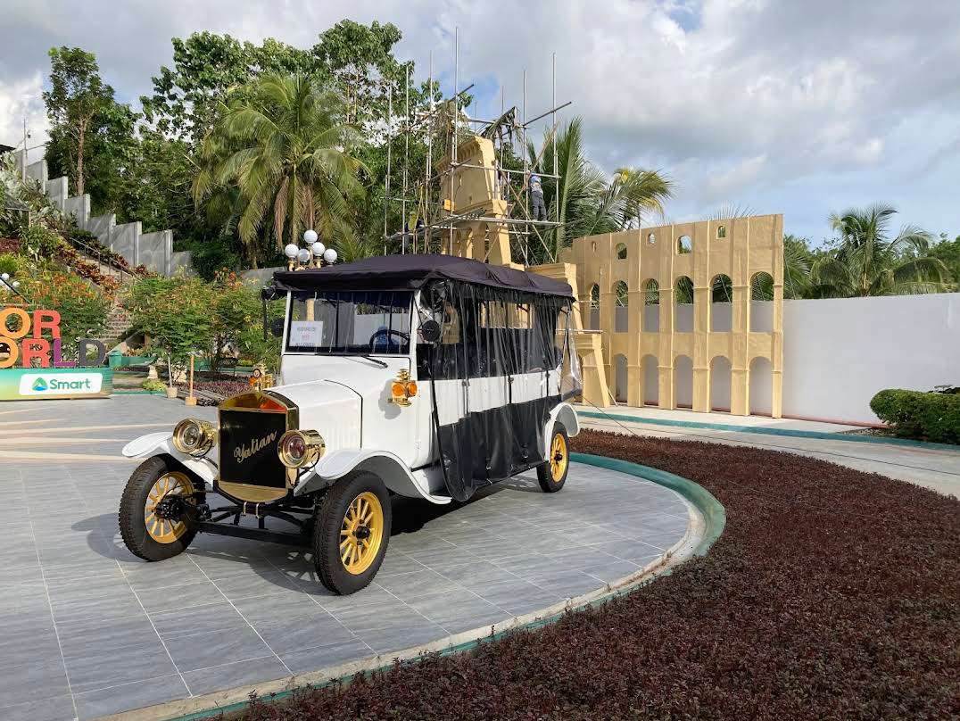 Ve&iacute;culo de opera&ccedil;&atilde;o de local panor&acirc;mico YATIAN LY08N no parque tem&aacute;tico Mirror of the World de Sikatuna, Bohol Filipinas