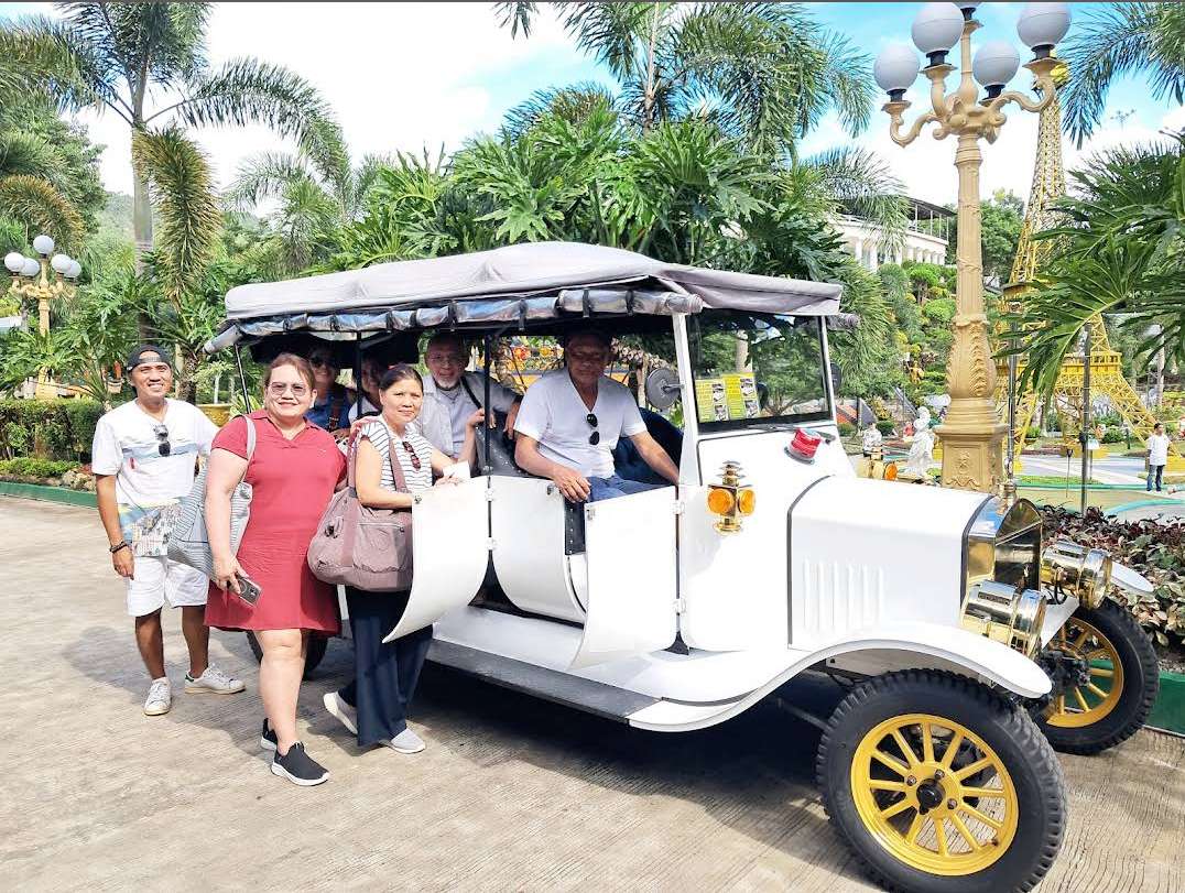 Turistas tiram fotos com o &ocirc;nibus tur&iacute;stico el&eacute;trico YATIAN na famosa atra&ccedil;&atilde;o tur&iacute;stica das Filipinas