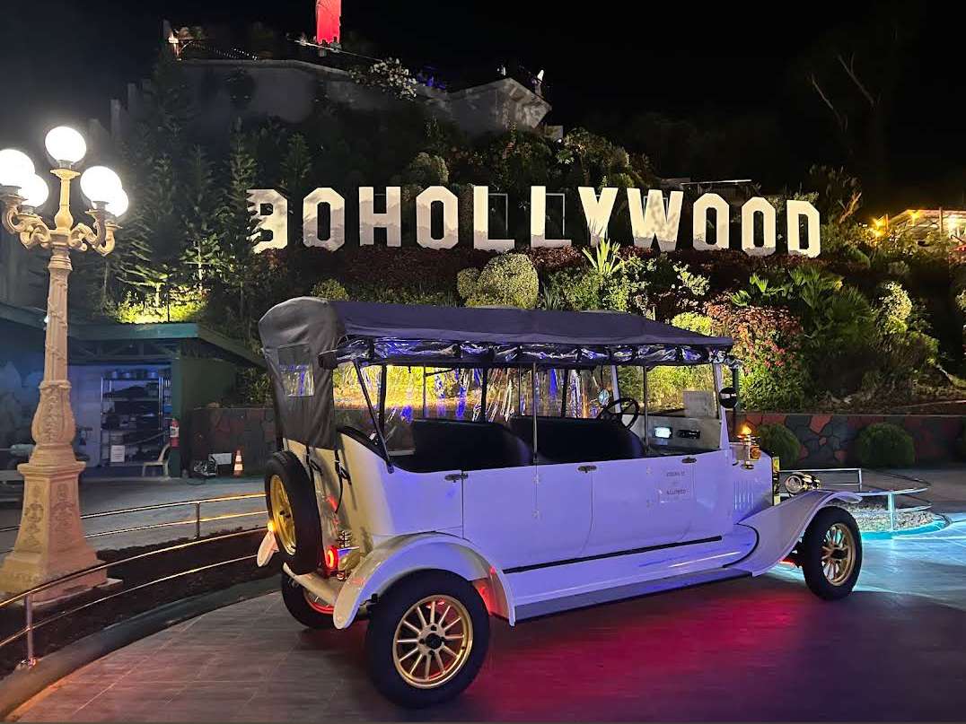 Opera&ccedil;&atilde;o noturna do ve&iacute;culo el&eacute;trico de opera&ccedil;&atilde;o de ponto c&ecirc;nico YATIAN no marco de BOHOLLYWOOD, Bohol Filipinas