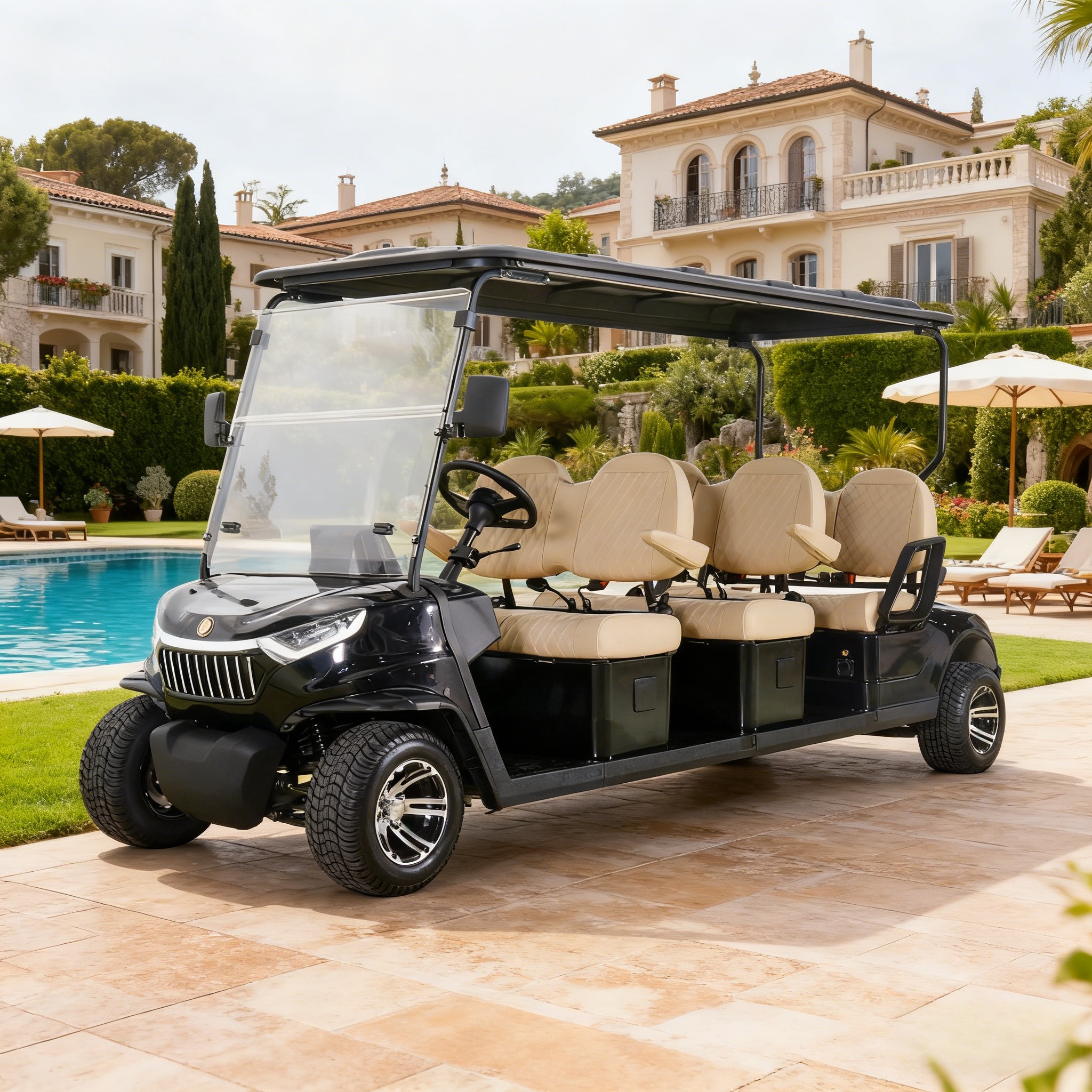Carrinho de golfe el&eacute;trico de luxo preto com 6 lugares &agrave; beira de uma piscina em uma mans&atilde;o costeira, projetado para transporte de grupos de h&oacute;spedes