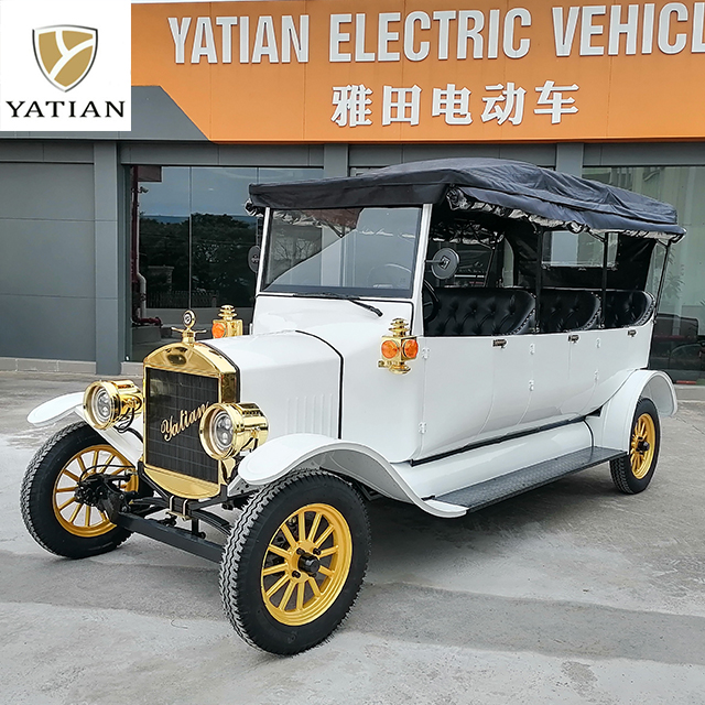 Frota de carros tur&iacute;sticos el&eacute;tricos em um caminho de resort